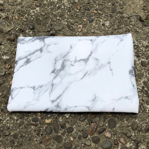 Make up bag. White gray smoke. - Picture 2 of 3